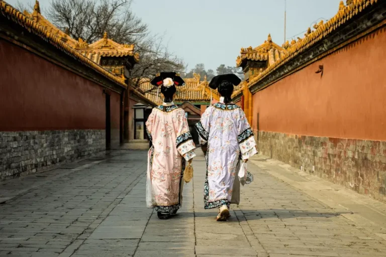 travelers-chinese-clothing-traditional