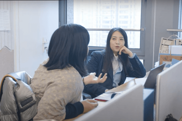 Glopen experts advising on the best China historical landmarks tour experience